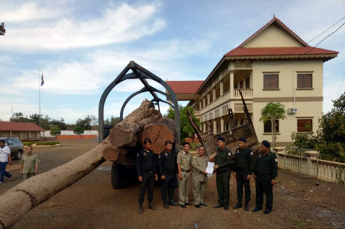 រថយន្ត​រ៉េវ​លួច​ដឹក​ឈើ​ចូល​ក្រុមហ៊ុន​រដ្ឋ​សា​ខន​ត្រូវ​កងរាជអាវុធហត្ថ​ចាប់​ប្រគល់​ឲ្យ​ជំនាញ​