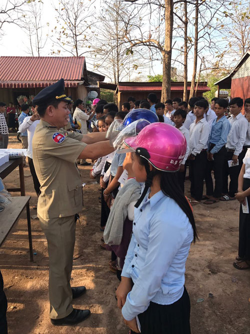 សិស្សានុសិស្ស​នៅ​អនុវិទ្យាល័យ​លំផាត់​ចំនួន​50​នាក់ ក្នុងចំណោម​257​នាក់ បាន​ទទួល​មួកសុវត្ថិភាព​ចំនួន​50​មួក ដែលជា​អំណោយ​របស់​ឯកឧត្តម ថង សាវុន អភិបាលខេត្ត​រតនគិរី​