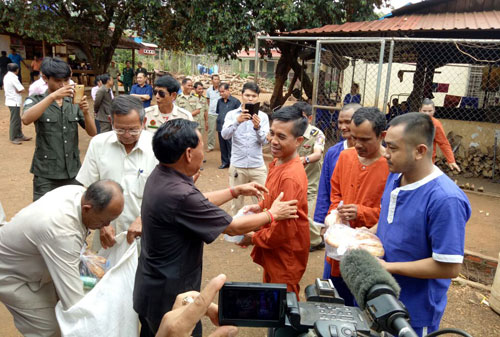 ​ឯកឧត្តម ប៊ូ ឡាំ ចែក​អំណោយ​ដល់​អ្នកជាប់ឃុំឃាំង នៅ​ពន្ធនាគារ​ភ្នំ​ស្វាយ