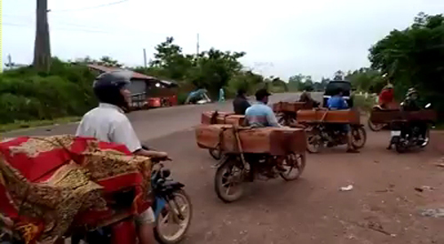 នគរបាល​ការពារ​ព្រំដែន​វរៈ​៦២៣​ចាំ​យកលុយ​ដឹកឈើ​នៅ​ច្រករបៀង​ភូមិ​ភិ​