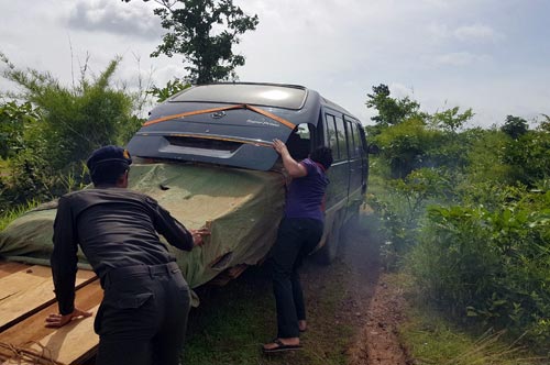 ​កម្លាំង​សមត្ថកិច្ច​ចម្រុះ បង្ក្រាប​រថយន្ដ​សាំ​យ៉ុង​ដឹកឈើ​គ្មាន​ច្បាប់​ចំនួន​៥​គ្រឿង នៅ​ស្រុក​ចិត្រ​បុរី ដែល​តែងតែ​បើកបរ​យ៉ាង​លឿន​បង្ក​ភាពភ័យខ្លាច​ដល់​អ្នកដំណើ​រ