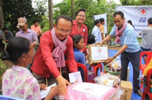 ​ប្រជាពលរដ្ឋ​ក្រីក្រ ចាស់ជរា និង​ស្ត្រី​សម្រាលកូន​ចំនួន​១១​គ្រួសារ​ទទួលបាន​អំណោយ​មនុស្សធម៌​ពី​សាខា​កាកបាទក្រហមកម្ពុជា​ខេត្ត​