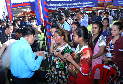 ​សម្តេច ហ៊ុន សែន សម្រេច​ឧបត្ថម្ភ​ថវិកា​សម្រាប់​កម្មការិនី​ឆ្លងទន្លេ​៤០​ម៉ឺន​រៀល​