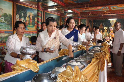 ​ឧបនាយករដ្ឋមន្ត្រី ម៉ែន សំអន ដឹកនាំ​មន្ត្រី​ចូលរួម​កាន់បិណ្ឌ​វេណ​ទី​៣ នៅ​វត្ត​សារា​វ័ន​តេជោ និង​បាន​ផ្តល់​បច្ច័យ​ជិត​៣០​លាន​រៀន ដើម្បី​ប្រើប្រាស់​តាម​តម្រូវការ