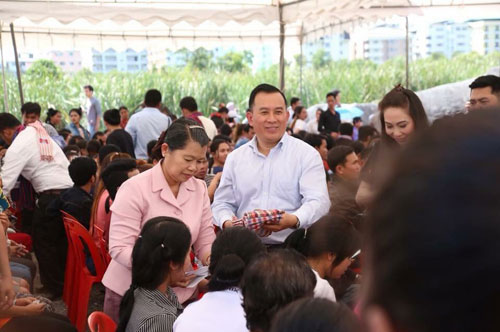 លោកស្រី  ម៉ែន សំអន​៖ ជួប​សំណេះសំណាល ផ្ដល់​ការលើកទឹកចិត្ដដ​ល់ក​ម្មករ កម្មការិនី ១០១៧​នាក់ នៅ​ខេត្ត​ផា​ថុមថា​នី ប្រទេស​ថៃ