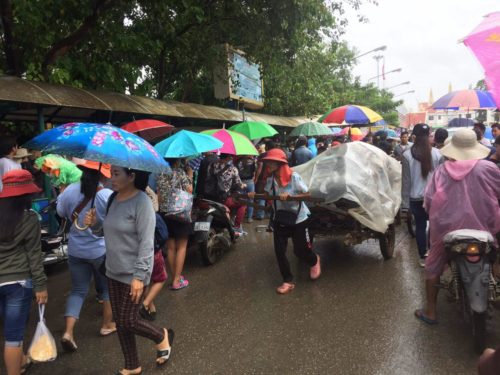 ពលរដ្ឋ​នៅ​ក្រុង​ប៉ោយប៉ែត​នៅតែ​បន្ត​រងកម្ម​លើ​បញ្ហា​សំបុត្រ​ចូល​ផ្សារ​ថៃ​