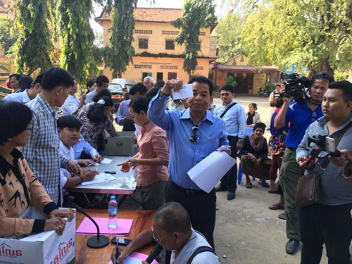 ប្រជាពលរដ្ឋ​១៥៣​គ្រួសារ​ឯកភាព​ចាប់ឆ្នោត​យក​ផ្ទះ​ស្នាក់នៅ​បណ្តោះអាសន្ន​និង​ឯកភាព​ចាប់ឆ្នោត​យក​ដី​ឡូត៏​ជា​កម្មសិទ្ធិ​ជាក់ស្តែង​នៅ​រយៈពេល​២ ខែ​កន្លះ​ខាងមុខ​