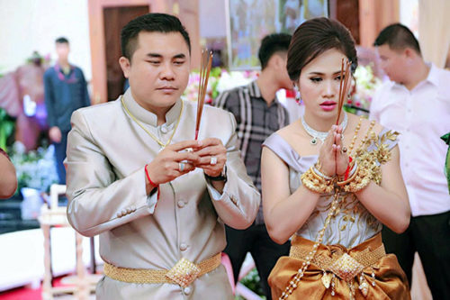 ឯកឧត្តម​ផ្កាយ​៣​ឧកញ៉ា ហូ ចំរើន បាញ់​ផ្អើល​មេឃ​គម្រាម​ប្រពន្ធ​និង​ម៉ែក្មេក​សមត្តកិច្ចអ​ត់​ហ៊ាន​ក្អក​!