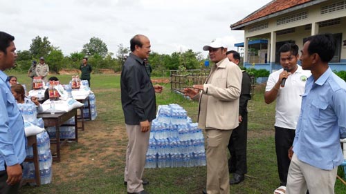 សមាគម​យុវជន​និង​ការ​តបស្នង​ដឹកនាំ នាំ​យក​គ្រឿង​បរិភោគ​និង​ថវិការ ចែកជូន គ្រួសារ​សព​ដែល ពុល​ទឹក​និង​ស្រា​