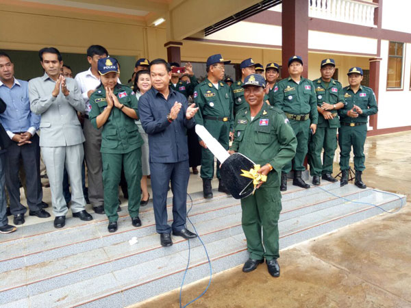 ស្នងការដ្ឋាន​រតនគិរី​បែងចែក​រថយន្ត​បន្លត់​អគ្គីភ័យ ចំនួន ៦ គ្រឿង​ជា​អំណោយ របស់​សម្ដេច​ក្រឡាហោម​ដល់​ស្រុក​មួយចំនួន​ដែល​មិនទាន់មាន​