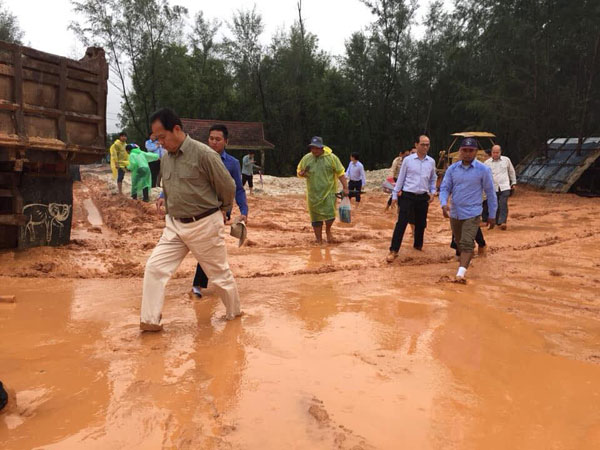 ​មេ​ដោះស្រាយ​ទំនាស់​ដីធ្លី​ថ្មី​ចុះ​បញ្ជារ​ឲ្យ​កាយ​ដី​ចាក់​លុប​ឆ្នេសមុទ្រ​ចេញ​!