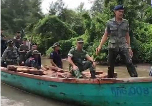 ឈ្មួញ​ឈើ​ខ្មែរ​យើង​ជើង​ខ្លាំង​រកស៊ី​ដឹក​ក្រញូង​តាម​ទូក​ត្រូវ​តម្រួត​ខេត្ត​ត្រាត​ចាប់បាន​