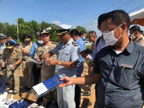 ​ដុត​បារី​៥៥៥​ក្លែងក្លាយ​,​ទឹកដោះគោ Meiji, នំ​បន្លំ​ម៉ាក​ចំនួន​បី ស្ករត្នោត​កែច្នៃ​, ទឹកស៊ីអ៊ីវ​គ្មាន​ម៉ាក​