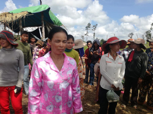 ​ប្រជាពលរដ្ឋ​១២​គ្រួសារ​ថា​៖​លោក​ផ្កាយ​២ ទេស សំអាត​និង​ជំនាញ​សុរិយោដី ឃុប​ឃឹត​លួច​ធ្វើ​ប្លង់​យក​ដី​ពួកគាត់​១៦០​ហិច​តា​