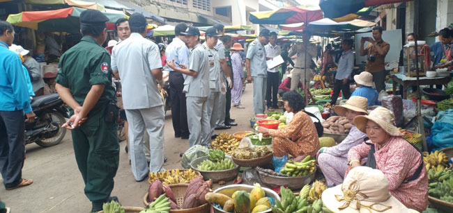 ប្រជាពលរដ្ឋ និង​អាជីវករ​លក់ដូរ​នៅក្នុង​ផ្សារ​សាមគ្គី​ក្រុង​ក្រចេះ ស្នើ​ឲ្យ​មន្ត្រី​ជំនាញ សាខា​កាំកុងត្រូល និង​អាជ្ញាធរ​ខេត្ត ចុះ​ត្រួតពិនិត្យ បន្លែ​ផ្លែឈើ និង​គ្រឿង ឧបភោគ​បរិភោគ​ជាប្រចាំ​