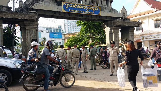 សមាជិក​ក្រុមប្រឹក្សា​ខេត្ត​បន្ទាយមានជ័យ​ម្នាក់​សុំ​ឲ្យ​ប៉ូលិ​សច្រក​ប៉ោយ​ប៉ែត​លុបចោល​ការទារលុយ​ថ្លៃ​វ៉ៃ​លិខិតឆ្លងដែន​!