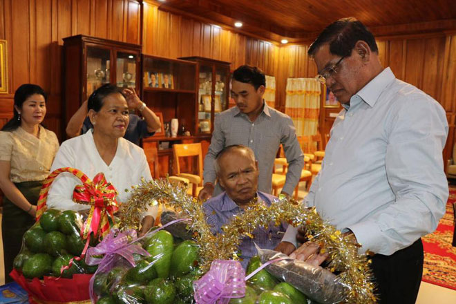 រដ្ឋមន្ត្រី​មហាផ្ទៃ​ចូលជួប​សួរសុខទុក្ខ​ឪពុក​ចៅហ្វាយខេត្ត​រតនៈ​គី​រី​