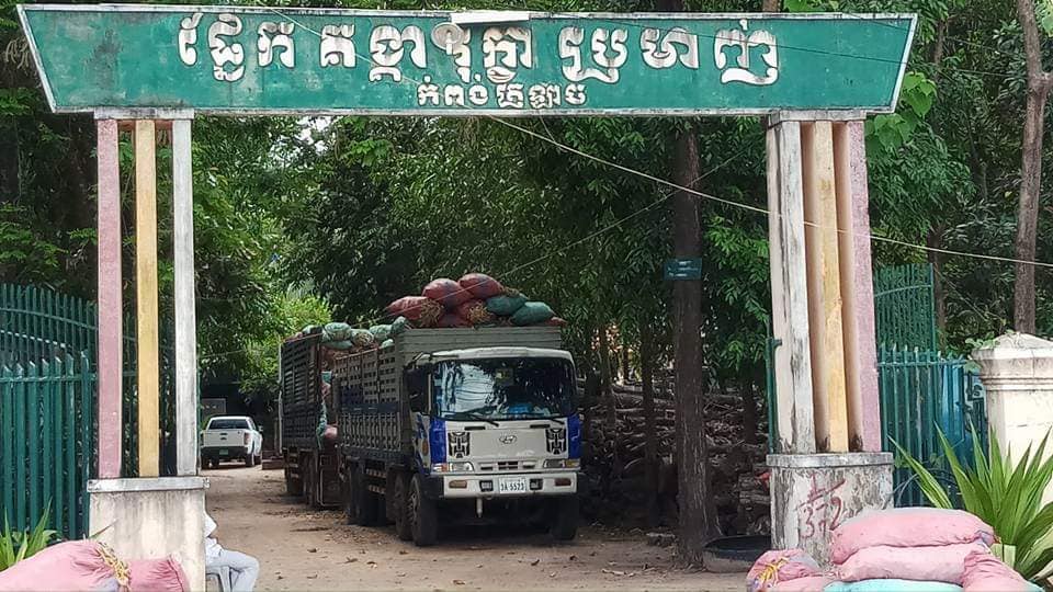 រថយន្ត​ម៉ាក់​ហ៊ីយ៉ាន់ដាយ​១​គ្រឿង​ដឹក​ដំឡូង​មី បង្កប់​ឈើ​ប្រណិត​ពីក្រោម​ឆ្លងកាត់​សមត្តកិច្ច​ច្រើន​កន្លែង​តែ​នៅ​ជាប់​ដៃ​ប៉ូលី​សសេដ្ឋកិច្ច​កំពង់ឆ្នាំង​