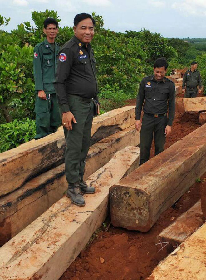 កម្លាំង​សមត្ថកិច្ច​ចម្រុះ​ខេត្ត​ចុះ​រឹបអូស​ឈើ​ប្រភេទ​លេខ​១​ជាច្រើន​កំណាត់ ដែល​ឈ្មួញ​លាក់ទុក​ក្នុង​ចំការ​ស្វាយចន្ទី នៅ​ស្រុក​អណ្តូង​មាស ខេត្ត​រតនគិរី​