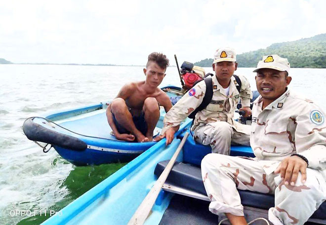 ​អ្នកនេសាទ​សមុទ្ទ​អត់​ពោង​ធ្លាក់ទឹក​ត្រូវបាន​ទា​ហ៊ាន​ឧត្តមនាវីឯក ទៀ សុខា​ជួយ​ទាន់​!