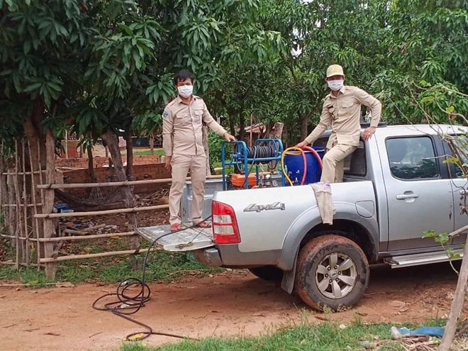 ​សកម្មភាព​របស់​មន្ត្រី​ការិយាល័យ​ផលិតកម្ម​និង​បសុព្យាបាល​ខេត្ត​កំពង់ឆ្នាំង​ចុះ​ជួយ​បាញ់ថ្នាំ​សម្លាប់​មេរោគ ការពារ​ជំងឺ​សត្វ​ជ្រូក​ជូន​ប្រជាពលរដ្ឋ​