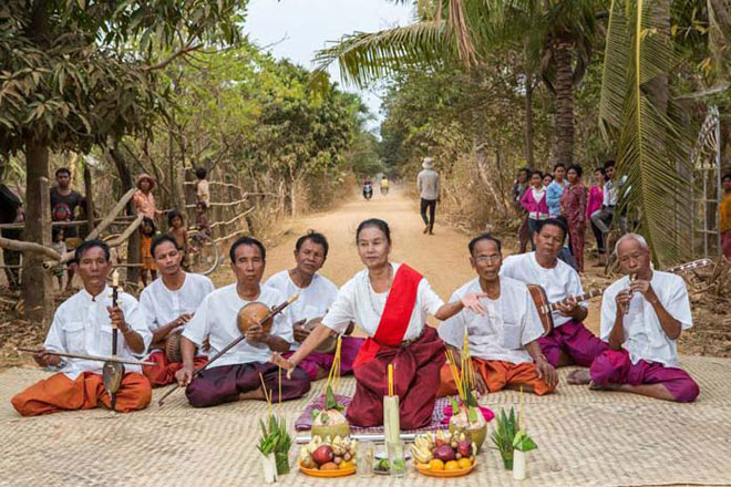 ភ្លេងអារក្ស​លេង​ចូល​រូប​ចេញពី​ក្មេង​លេង​បាយឡុកបាយឡ​?!