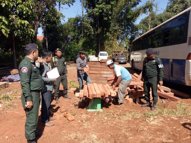 ចាប់​បាន​រថយន្តក្រុង​១​គ្រឿង​លួច​ដឹក​ឈើប្រណិត​ធ្នង់​លោតឆ័ត្រ​ទៅ​វៀតណាម​នៅ​ស្រុក​បរ​កែវ​