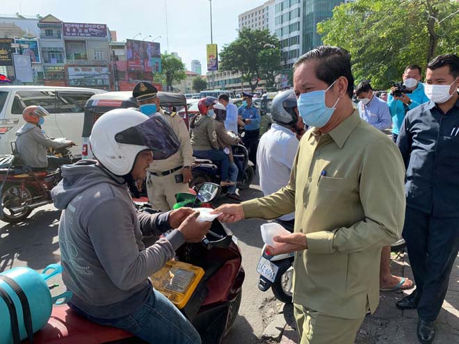 លោក ឃួ​ង ស្រេង និង​មន្ដ្រី​ក្រោម​ឱវាទ​បាន​បន្ត​ចុះ​ចែក​ម៉ាស របស់​សម្ដេច​តេជោ ជូន​បងប្អូន​ប្រជាពលរដ្ឋ នៅ​គោលដៅ​ស្ដុប​ផ្សារ​ដើម​គរ ដើម្បី​ការពារ​ជំងឺ​កូវី​ដ​-១៩