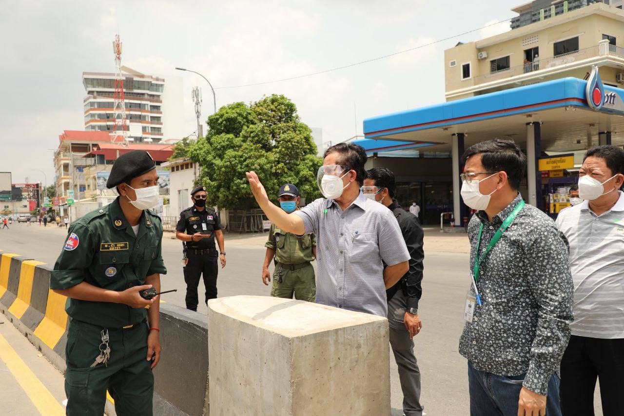 អាជ្ញាធរ​នឹង​ធ្វើ​ការឃាត់ខ្លួន ដើម្បី​អនុវត្ត​ទៅតាម​ច្បាប់​ ​បើ​បងប្អូន​ប្រជាពលរដ្ឋ នៅតែ​បន្ត​ធ្វើ​ដំណើរ​នៅក្នុង​រាជធានី​ភ្នំពេញ មិន​មាន​សិទ្ធិ​ឬ​គ្មាន​ឯកសារ ក្នុងការ​អនុ​ញ្ញាតិ ខណៈ​អាជ្ញាធរ​រាជធានី​ភ្នំពេញ​កំពុងតែ​រិត​បន្តឹង