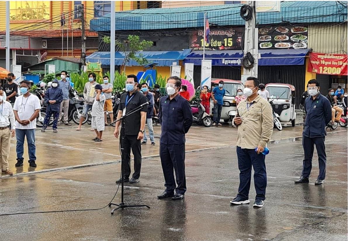 ឯកឧត្ដម ឃួ​ង ស្រេង  ចែក​អំណោយ ដោយផ្ទាល់​ជូន​ប្រជាពលរដ្ឋ ៥០០ គ្រួសារ ដែល​រស់នៅ​តំបន់​បិទ​ខ្ទប់ ក្នុង​សង្កាត់​ស្ទឹងមានជ័យ​២ ខណ្ឌមានជ័យ​