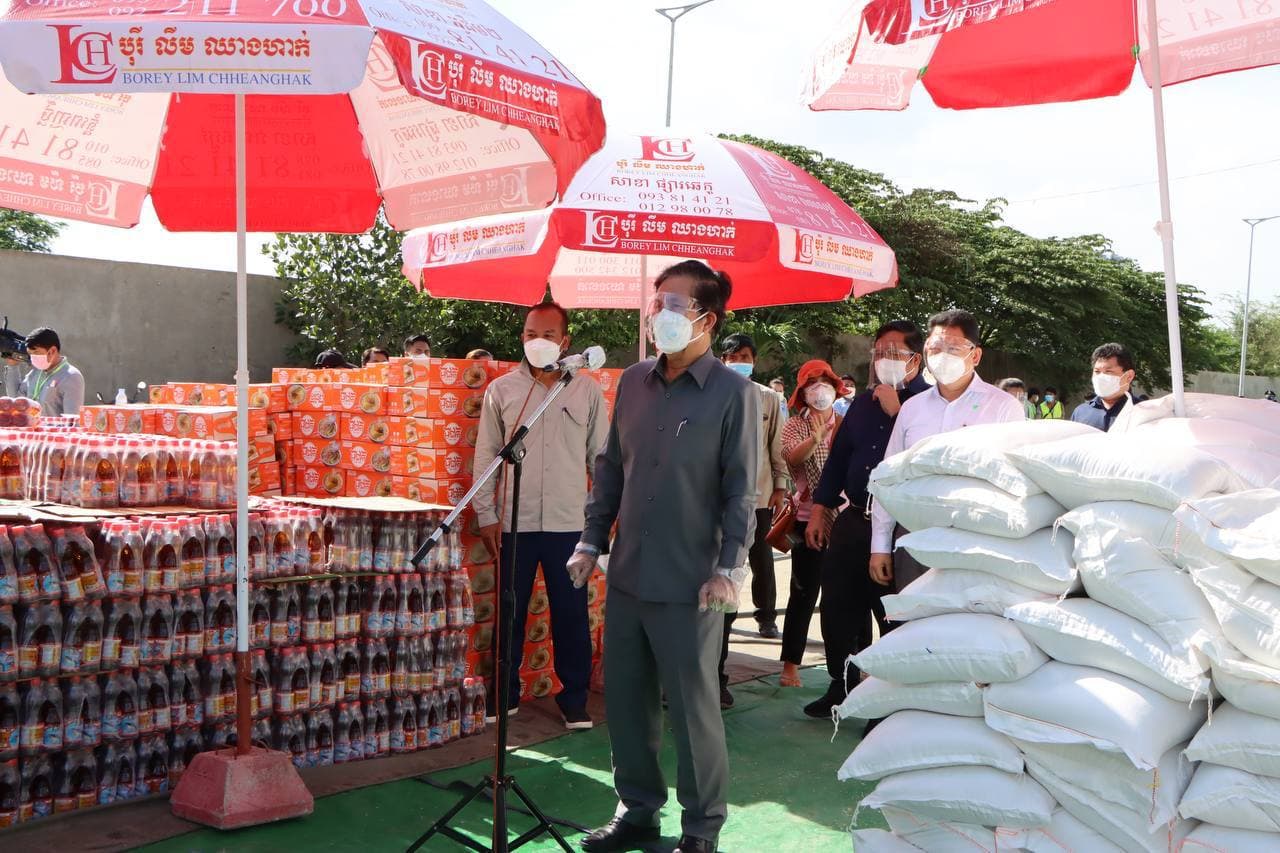 ​លោក ឃួ​ង ស្រេង បន្ដ​ចុះ​ចែ​អំណោយ សម្ដេច​តេជោ​ជូន ប្រជាពលរដ្ឋ​១៦៩៤ គ្រួសារ​រស់នៅ​តំបន់​បិទ​ខ្ទប់ ក្នុង​សង្កាត់​ចោម​ចៅ​ទី​២ ខណ្ឌ​ពោធិ៏​សែន​ជយ័