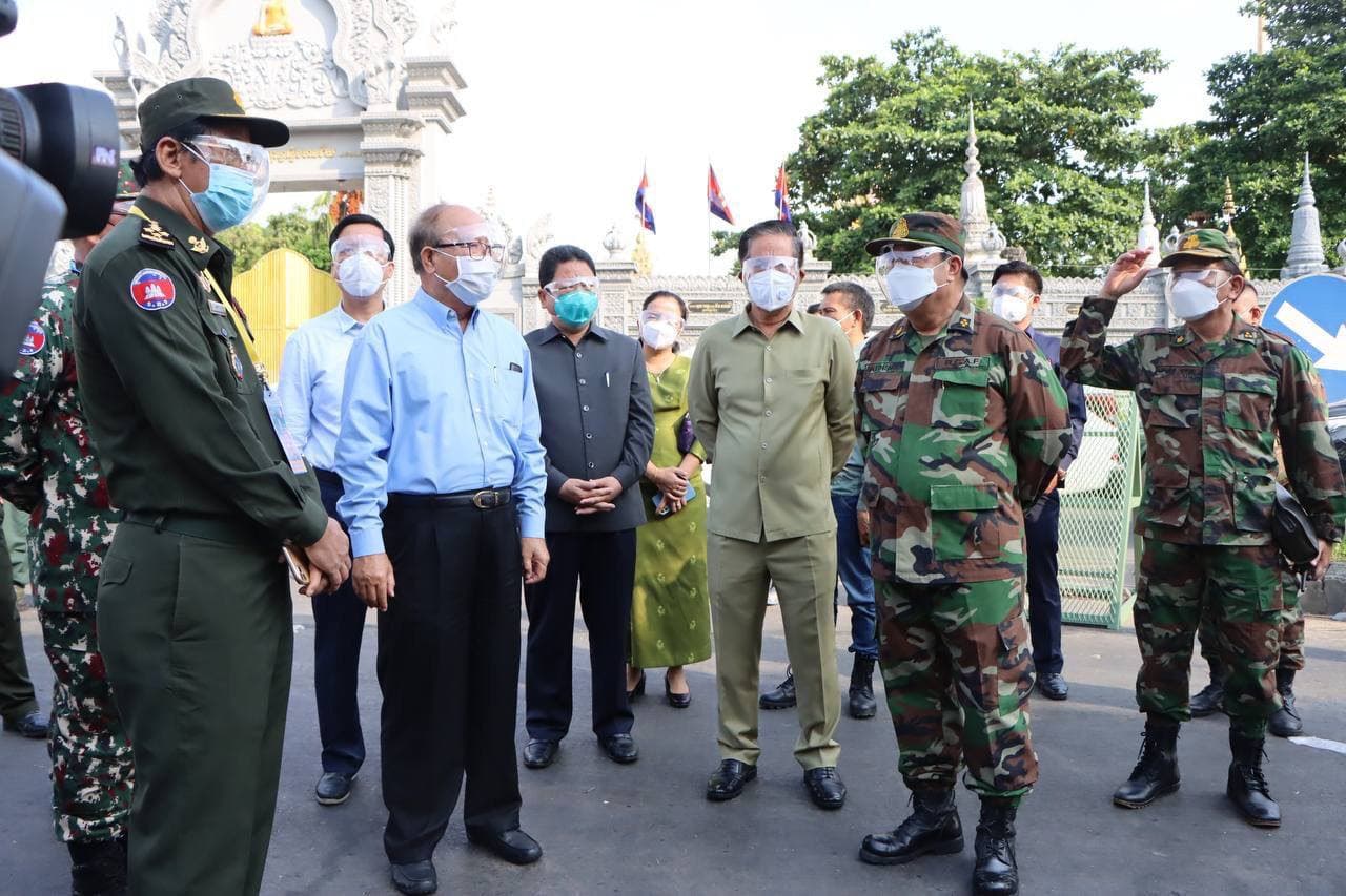 ​ឯកឧត្ដម ឃួ​ង ស្រេង ចុះ​ពិនិត្យ​ទីតាំង ស្ថានភាព កន្លែង​ចាក់​វ៉ាក់សាំង ក្នុង​ខណ្ឌ​នួន​៤ នៅ​តំបន់​ក្រហម​