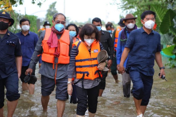 លោកជំទាវ​កិត្តិ​បណ្ឌិត អ៊ឹង កន្ថាផាវី រដ្ឋមន្ត្រីក្រសួង​កិច្ចការនារី  អមដំណើរ​ដោយ​ថ្នាក់ដឹកនាំ​ខណ្ឌ​កំបូល នាំយក​អំណោយ​ដ៏​ថ្លៃថ្លា​របស់​សម្តេច​តេជោ ហ៊ុន សែន នាយករដ្ឋមន្ត្រី និង​សម្តេច​កិត្តិ​ព្រឹទ្ធ​បណ្ឌិត ប៊ុន រ៉ានី ហ៊ុន សែន ប្រធាន​កាកបាទក្រហមកម្ពុជា ចែកជូន​ដល់​គ្រួសារ​រងគ្រោះ​ដោយសារ​ជំនន់​ទឹកភ្លៀង នៅ​ភូមិ​ដូន​កុក សង្កាត់​បឹង​ធំ ខណ្ឌ​កំបូល​