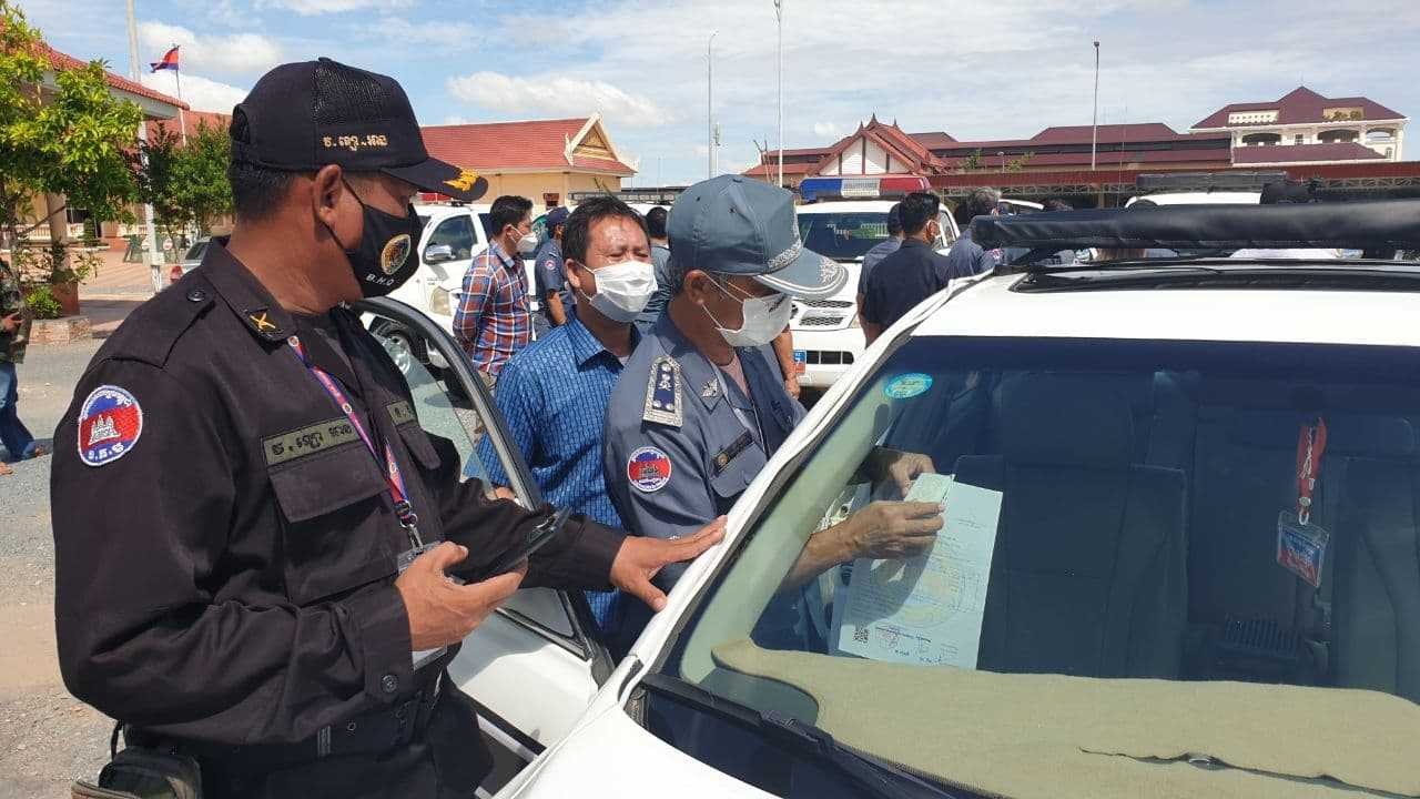 ​មេ​គយ​ធំ​ប្រាប់ថា​មាន​រថយន្ត​២៦០០​គ្រឿង​ហើយ​មក​បង់ពន្ធ​និង​អាករ​នាំ​ចូល​ហើយ​ខែមករា​នឹង​ចាត់ការ​ត្រួតពិនិត្យ​!