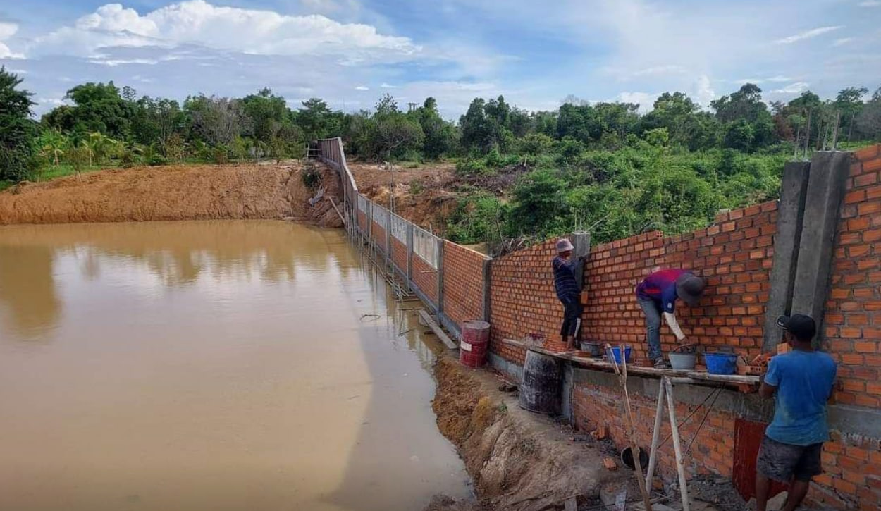 ​ប្អូន​អតីត​អភិបាលខេត្ត​សៀមរាប ធ្វើ​របង​ថ្ម​កាត់​អូរ​ធម្មជាតិ​យក​ដី​នៅ​ភ្នំ​គូលែន​?