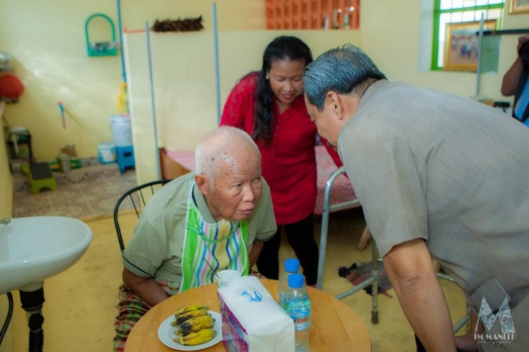 ​ប្រធាន​គណៈកម្មាធិការ​សិទ្ធិមនុស្ស​កម្ពុជា ចូល​មើល អតីត​មេដឹកនាំ​ខ្មែរក្រហម លោក ខៀវ សំផន នៅ​ពន្ធនាគារ​ខេត្ត​កណ្តាល​